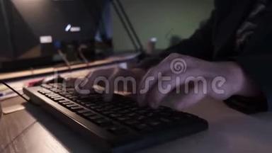 键盘上黑客打字的特写。 库存录像。 程序员在计算机键盘上快速键入代码或文本。 在